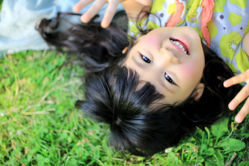 笑顔の写真を撮るコツは 現役ママの 子供を笑わせる6つの必殺技 Funmily By Fotowa