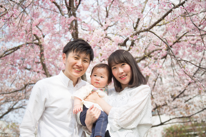 撮影レポート 1歳のお誕生日フォトは飾りつけたご自宅と桜咲く公園で Funmily By Fotowa