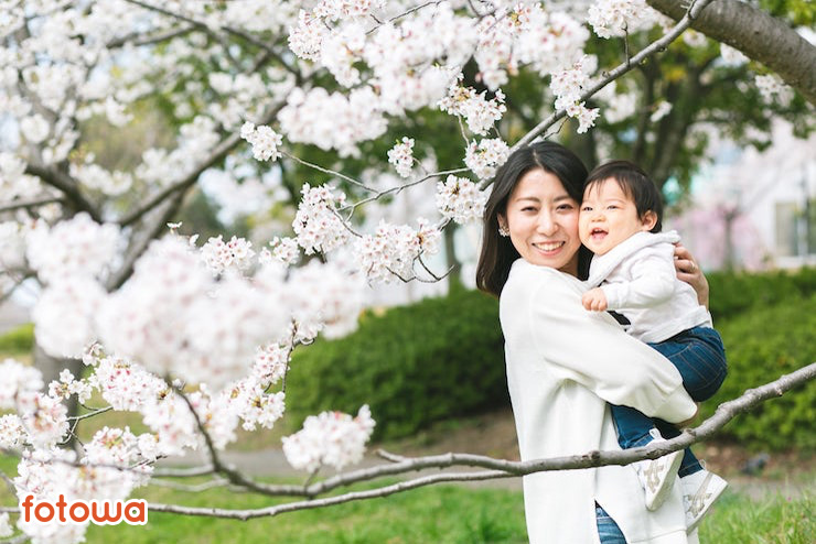 桜を見つめる母と子ども
