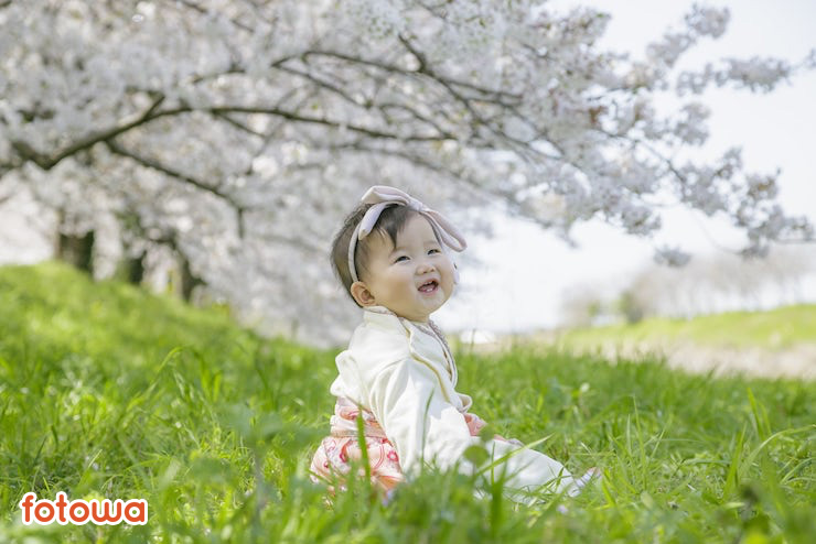 桜の木の下で笑う和装の子ども
