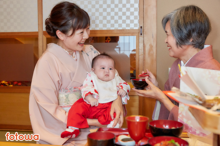 料亭・レストラン・ホテルでお食い初めをする写真（祖母とママと赤ちゃん）