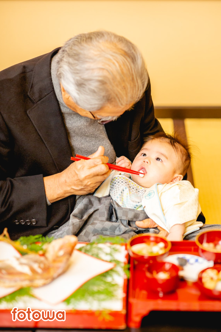料亭・レストラン・ホテルでお食い初めをする写真（祖父と赤ちゃん）