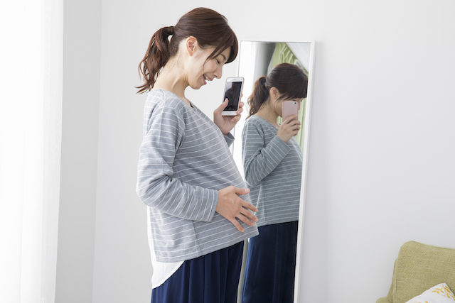 自撮りする妊娠中の女性