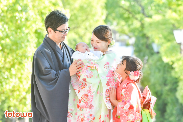 赤ちゃんとその姉と両親で撮影したお宮参りの家族写真