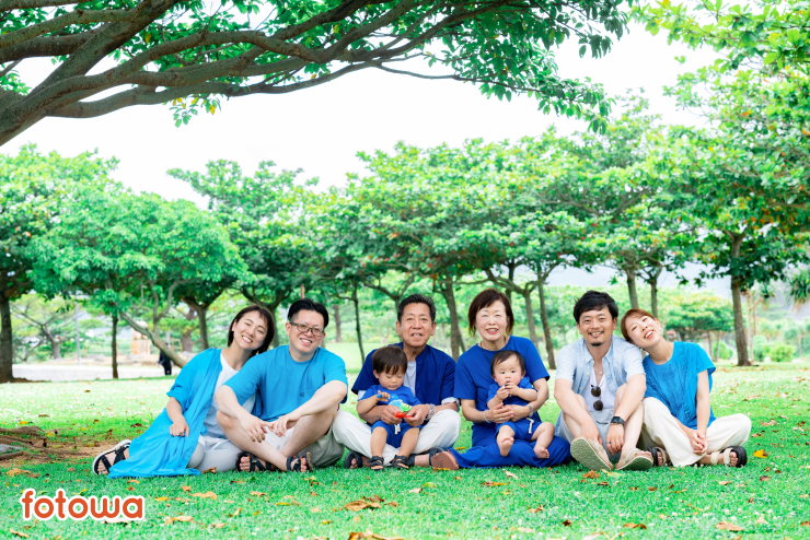 緑の木々を背景に笑顔の家族写真横